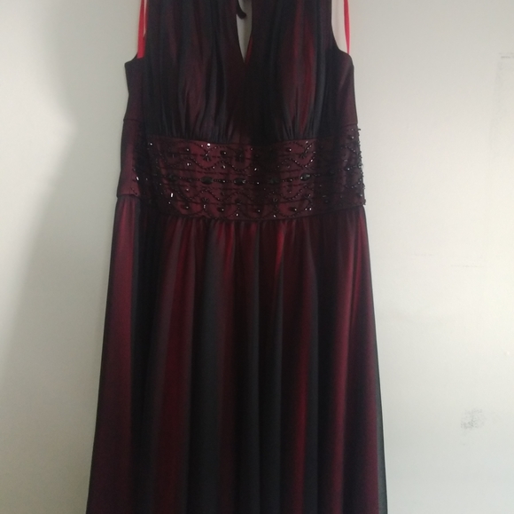 Elegant Beaded Burgundy Dress - Picture 5 of 7